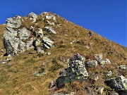 40 E qui aggiriamo a dx l'impegnativo roccione